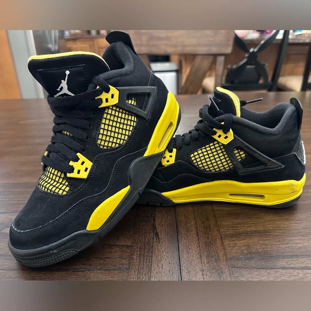 Air Jordan 4 Retro Thunder 2023 | size 7Y